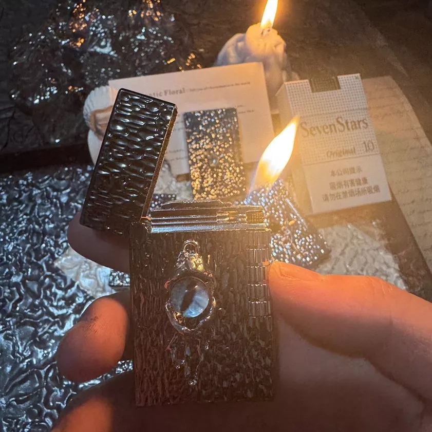 Bật lửa đen Devil’s Eye với họa tiết vảy và chi tiết mắt trên thân