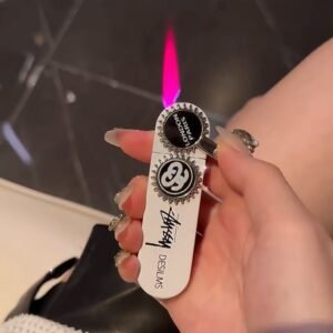 Bật lửa họa tiết Stussy — ảnh từ trang bán hàng do cửa hàng cung cấp